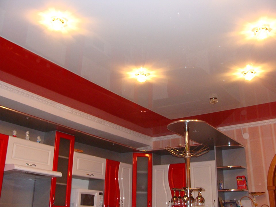 глянцевые натяжные потолки на кухне 6 кв м