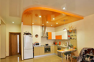 Натяжной потолок в кухне-гостиной серии европа