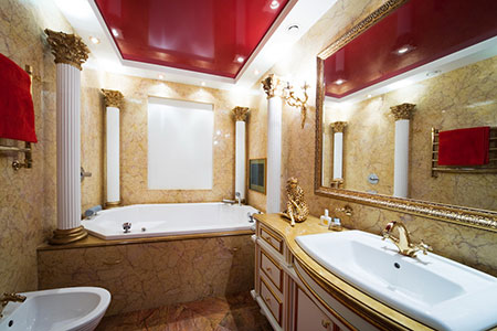 Натяжной потолок в ванной большого частного дома